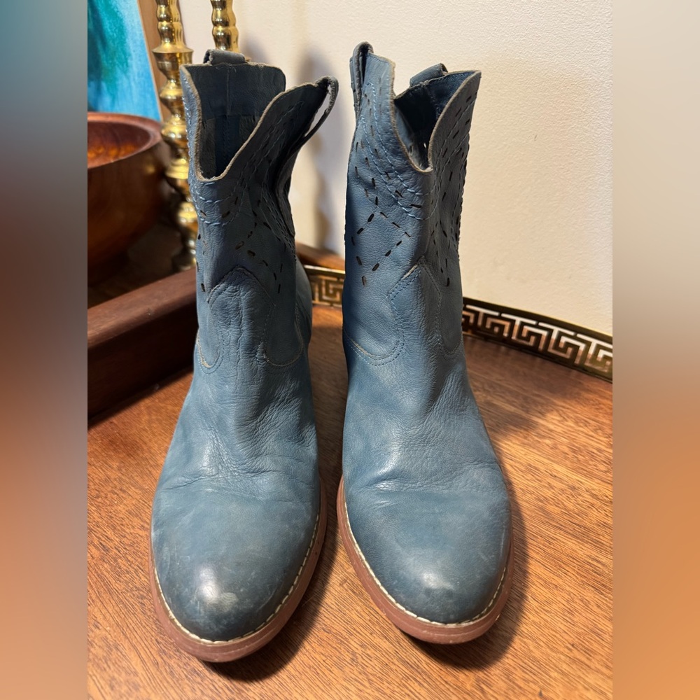GUESS Dailie Short Western Booties Ankle